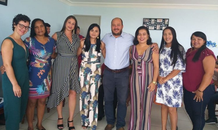 Prefeito Alex GÃ¡s e primeira-dama Beatriz com as novas conselheiras