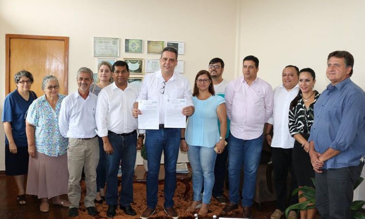 Prefeito Rafaell Melo com representantes do Hospital Pio X: liberaÃ§Ã£o de R$ 300 mil para unidade de saÃºde