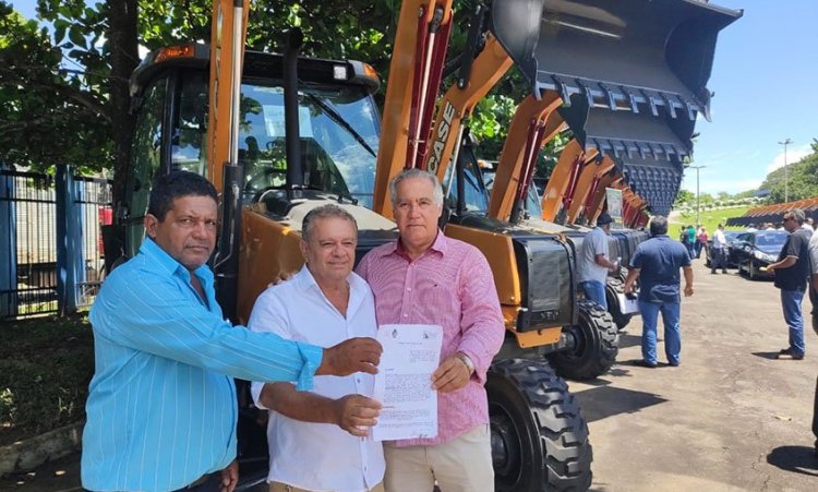 Vereador Fi Preto, prefeito Ziquinho e o vice Artemo em GoiÃ¢nia para receber as duas mÃ¡quinas 