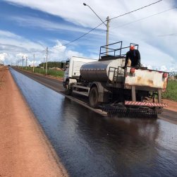 Prefeito Renato de Castro resgata compromisso e leva asfalto ao Jardim do Cerrado