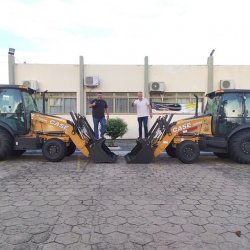 Prefeito PlÃ­nio e o seu vice mostram as duas mÃ¡quinas novas em CrixÃ¡s