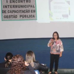 SecretÃ¡ria Dorcas Vidigal fala durante evento para a capacitaÃ§Ã£o