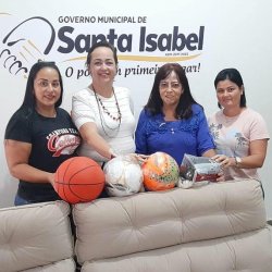 Prefeita CÃ¡ssia Dourado com auxiliares na entrega de material esportivo