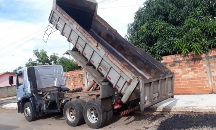 CaminhÃ£o despeja material para tapar buracos nas ruas de Ipiranga de GoiÃ¡s: para melhorar o trÃ¡fego