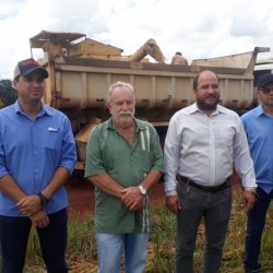 Prefeito Alex GÃ¡s ao lado de assessores e na lavoura de produÃ§Ã£o de arroz