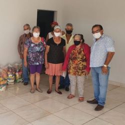 Ziquinho com moradores de SÃ£o PatrÃ­cio que receberam as cestas