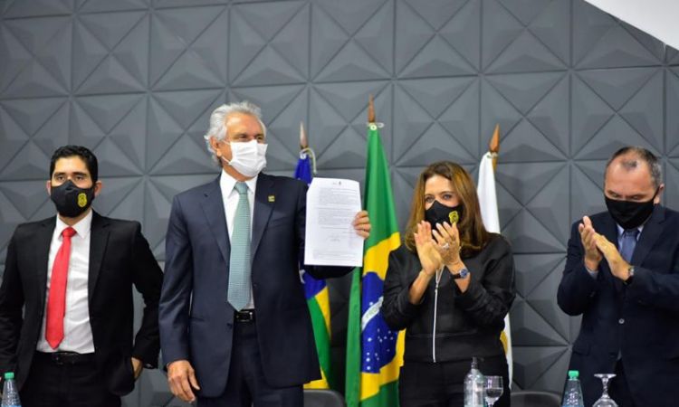 Governador Ronaldo Caiado ao lado do vice Lincoln Tejota durante anÃºncio da posse dos novos delegados