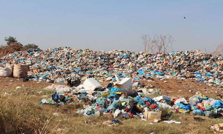 Uma montanha de lixo no lugar que estÃ¡ praticamente abandonado pela prefeitura
