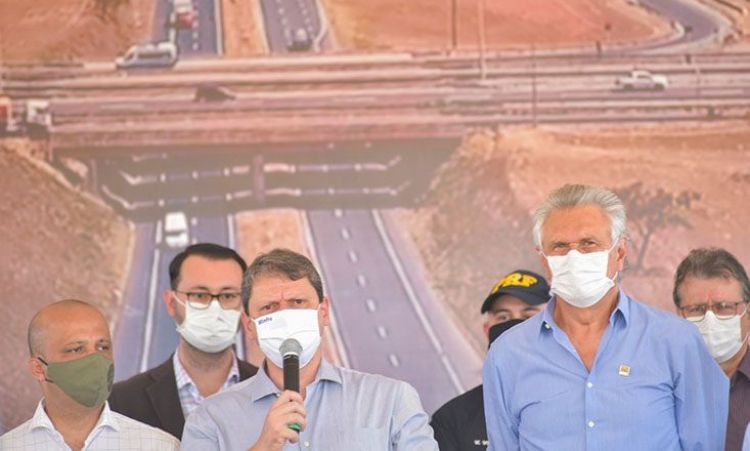 Ministro TarcÃ­sio de Freitas ao lado do governador Ronaldo Caiado: promessa de duplicar a BR-153