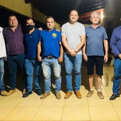 Candidato Sillas e o seu vice com aliados em Santa Terezinha: campanha serÃ¡ feita gastando a sola do sapato nas visitas aos eleitores da cidade