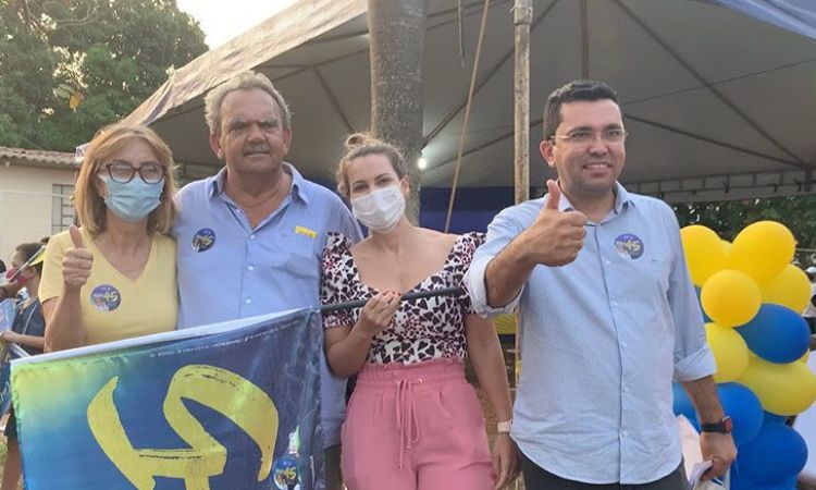 Prefeito e vice com esposas durante inÃ­cio oficial da campanha