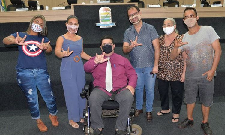 LÃ­ngua Brasileira de Sinais nas escolas municipais de Porangatu: aprovada na cÃ¢mara, dependem do prefeito