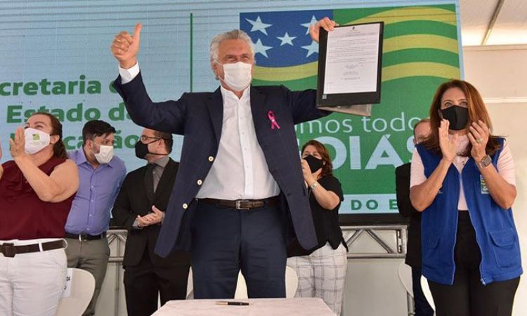 Governador ao lado da secretÃ¡ria de EducaÃ§Ã£o, FÃ¡tima Gaviolli, e da primeira-dama Gracinha Caiado