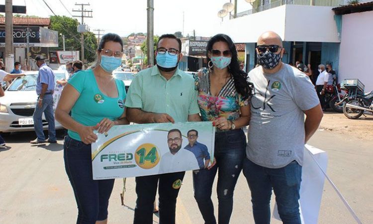Fred com apoiadores nas ruas de Rialma em busca do voto: aceitaÃ§Ã£o acima da mÃ©dia