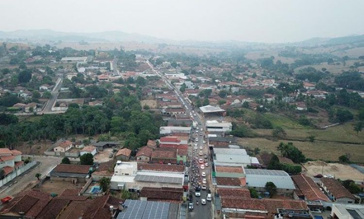 Foto feita por drone mostra a forÃ§a da candidatura de Edson Amaral em Hidrolina: recorde de veÃ­culos