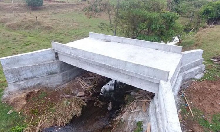 Ponte de concreto pronta para entregue para a populaÃ§Ã£o da cidade