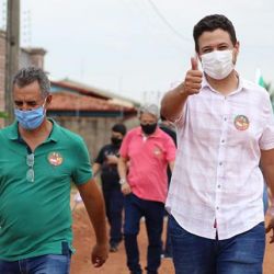 Candidato percorre cidade fazendo visitas e conversando com o povo