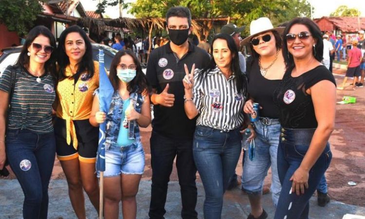 Moradores vÃ£o Ã s ruas em apoio ao candidato ZÃ© AntÃ´nio