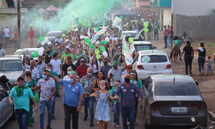 Elieudes com aliados durante caminhada que parou SÃ£o Luiz do Norte