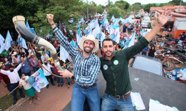 JÃºnior Periquito e Miller durante ato de campanha em MandinÃ³polis