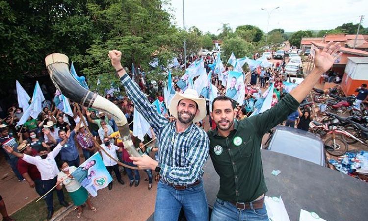 JÃºnior Periquito e o candidato Miiller durante ato de campanha