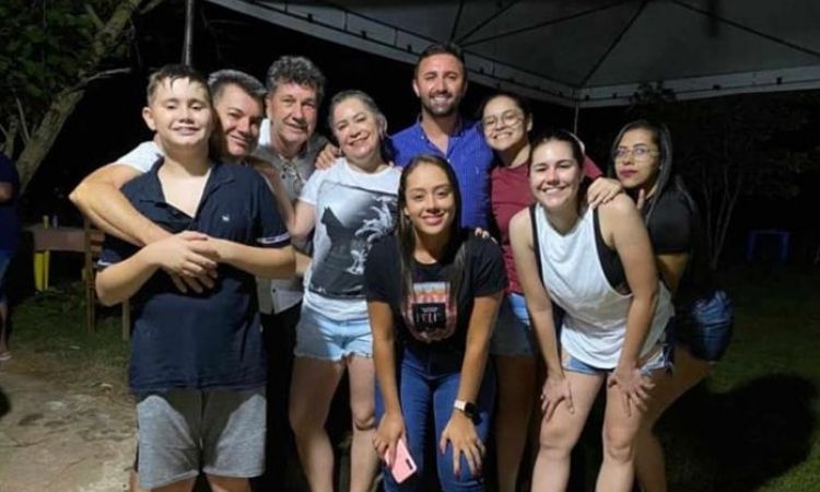 Danilo com o vice, Vaka Loka e amigos comemoram a forte vitÃ³ria
