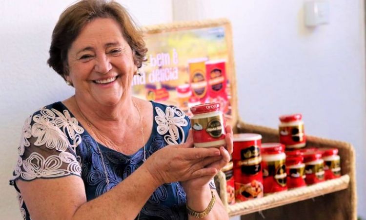 Dona AngÃ©lica mostra banha de porco produzida em sua fazenda: prÃ¡tica comeÃ§ou na roÃ§a, em Taquaral (GO), quando ainda era menina