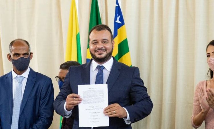 Tiago assume em Pilar de GoiÃ¡s e promete auditar contas da prefeitura
