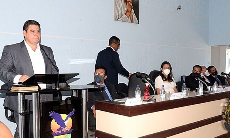 Prefeito Valmir Pedro durante posse na CÃ¢mara Municipal: mais quatro anos e agora novos desafios