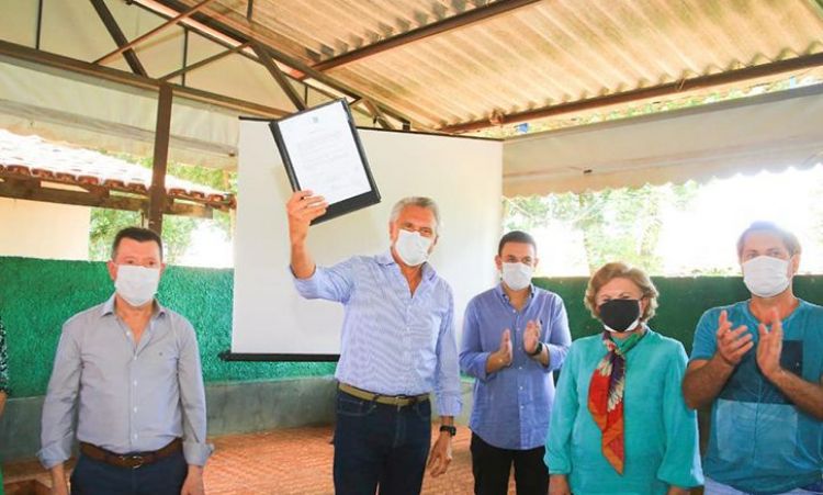 Governador Ronaldo Caiado com deputados e a secretÃ¡ria LÃºcia VÃ¢nia autoriza obras na Casa do Idoso
