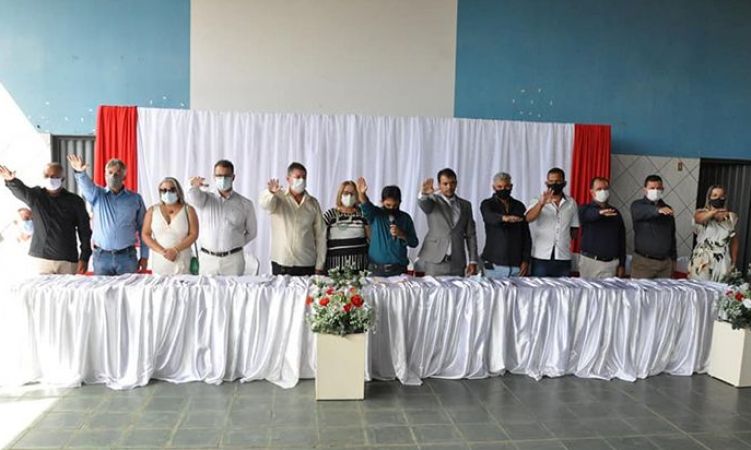 Prefeito Elieudes, vice e vereadores durante juramento na posse em SÃ£o Luiz do Norte: nova gestÃ£o