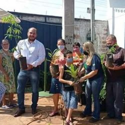 Prefeito Alex Gas participa de ato de entrega de mudas nativas do cerrado