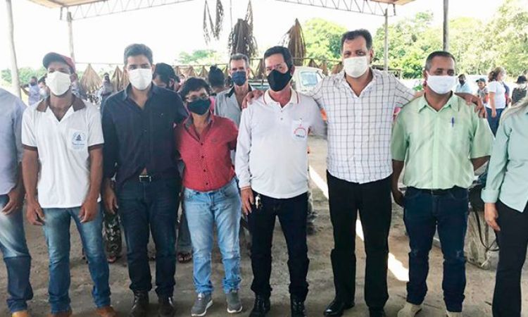 Prefeito, vice e membros celebram parceria para projeto de habitaÃ§Ã£o que vai atender moradores de CrixÃ¡s: ineditismo na Ã¡rea de moradias