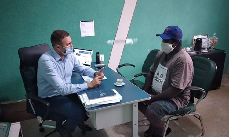 Prefeito Junio conversa com morador e ouve solicitaÃ§Ãµes para fazer encaminhamentos de novas obras