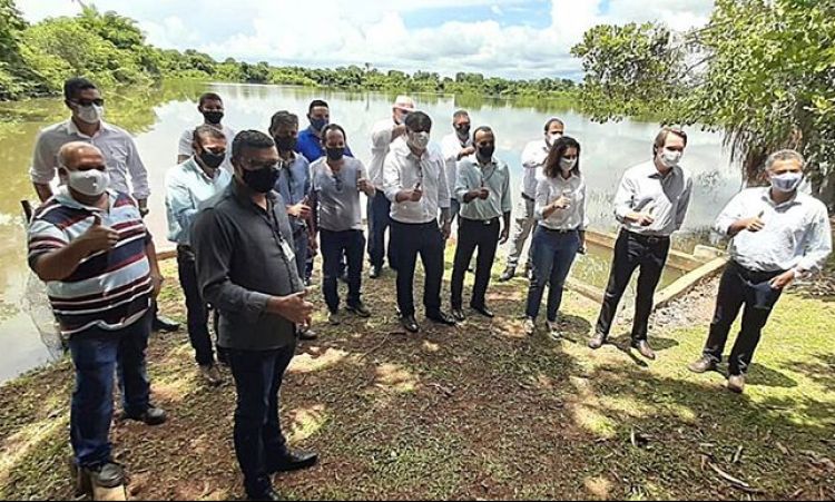 Presidente da Saneago, Ricardo Soavinski, com a prefeita Vanuza Valadares durante visita Ã  ETE e sistema de captaÃ§Ã£o de Ã¡gua em Porangatu