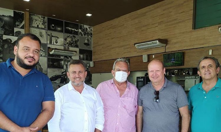 Prefeitos e secretÃ¡rios com deputado CÃ©lio da Silveira: parcerias para levar obras e benefÃ­cios Ã s cidades