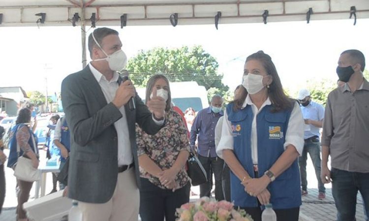 Prefeito Cleber e Gracinha durante lançamento de programa em Nova América: mais ação social na cidade