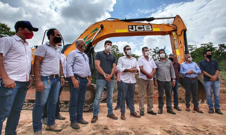 Lincoln Tejota com autoridades visitam o canteiro de obras na GO-336, entre Crixás e Nova Crixás