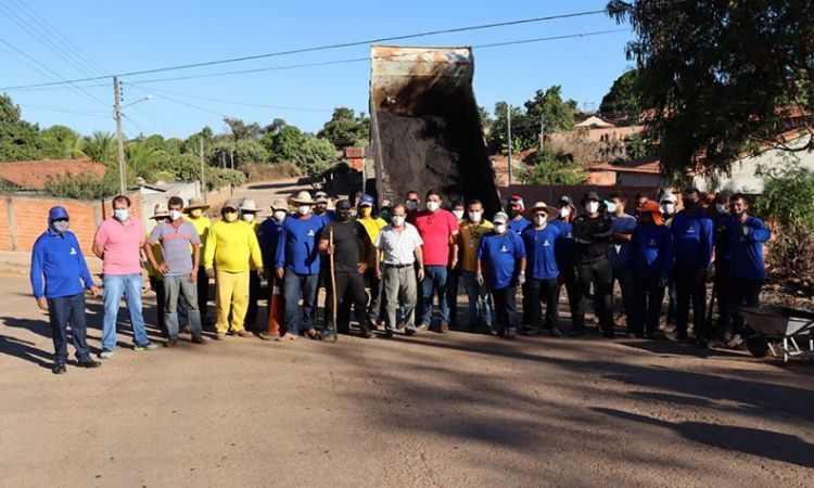 Prefeito e vice-prefeito vistoriam trabalhos de recuperação do asfalto nos bairros de Minaçu: promessas