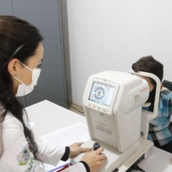 Profissional realiza exames oftalmológicos de paciente em Uruana