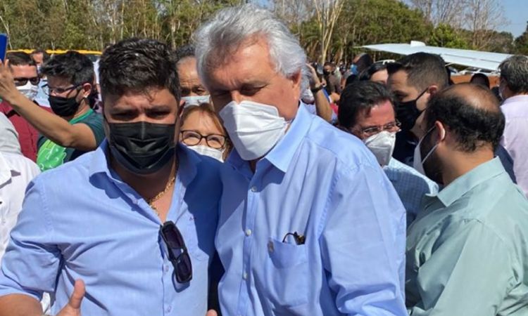 Gilber com governador Caiado. 40 casas polulares para Rianápolis