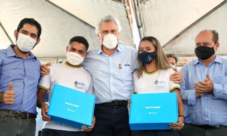 Caiado com vice, e prefeito Edmário durante entrega de equipamentos para estudantes da rede estadual