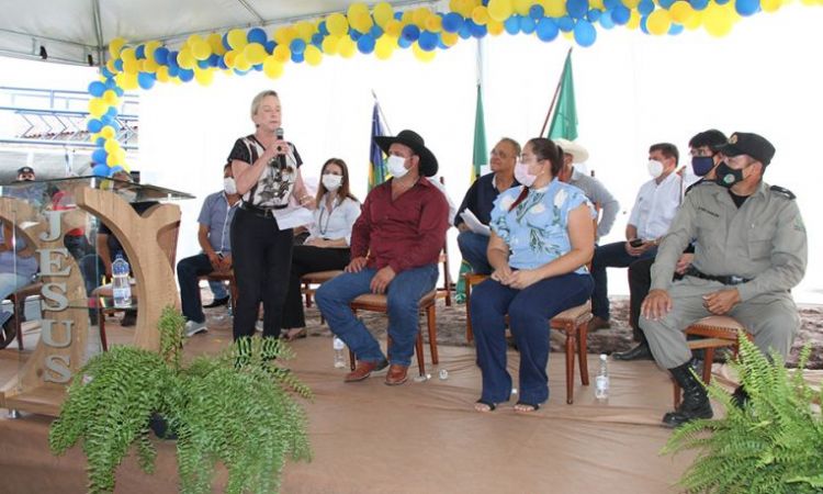 Magda Mofatto discursa durante evento na cidade de Trombas