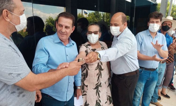 Prefeito Alex e autoridades recebem as chaves do novo veículo