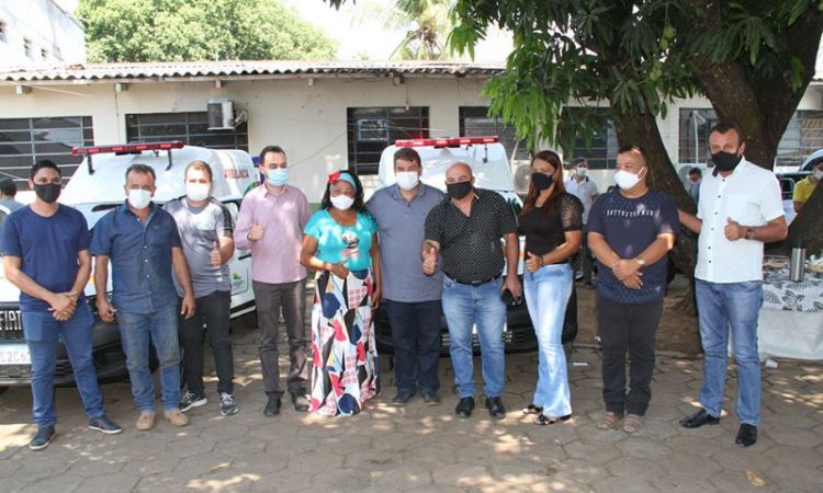 Valmir Pedro com demais autoridades do município durante entrega
