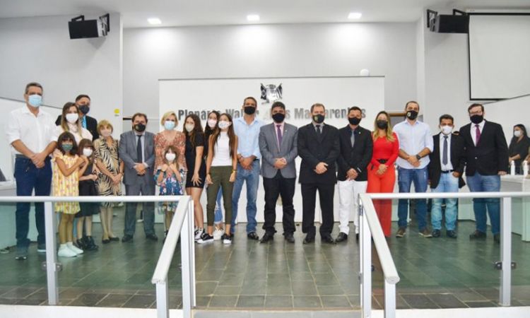 Familiares de Valter Melo com vereadores durante sessão de homenagem ao ex-prefeito, falecido recentemente