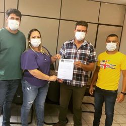 Prefeito Zé Antônio e equipe mostram documentos que garantem obra