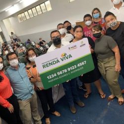 Prefeito e lideranças políticas da cidade durante  lançamento de program social em Rialma