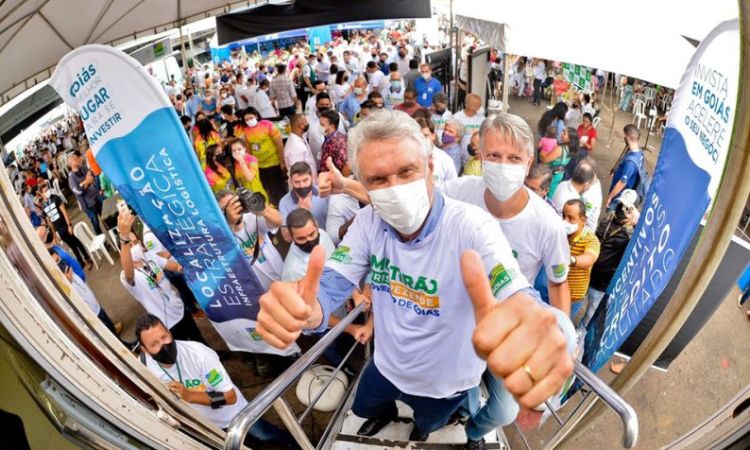 Governador Ronaldo Caiado ao lado de Joel Sant’Anna durante mutirão na Região Noroeste da Capital