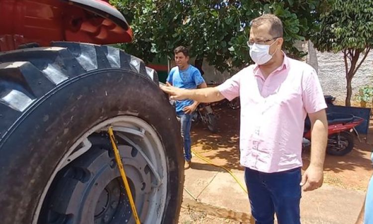 Pefeito Ney Canela vistoria maquinário que recebeu pneus novos para atender as obras em toda cidade